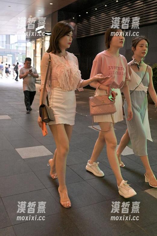 魔镜街拍 - 大家快来围观！免费图册中的婷婷，白色吊带连衣裙黑丝美腿，真让人感到“我也想那么穿”！