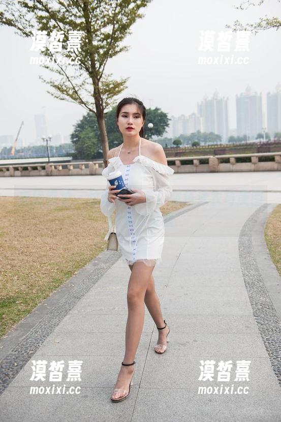 魔镜街拍 - 这就是芝芝！蓝色泳衣与美图的完美碰撞