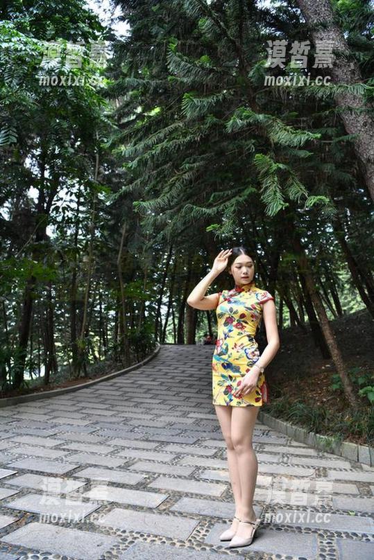 魔镜街拍 - 萌宝儿的奇妙瞬间：商业广场的哈哈镜与包臀裙肉丝资源爆料！
