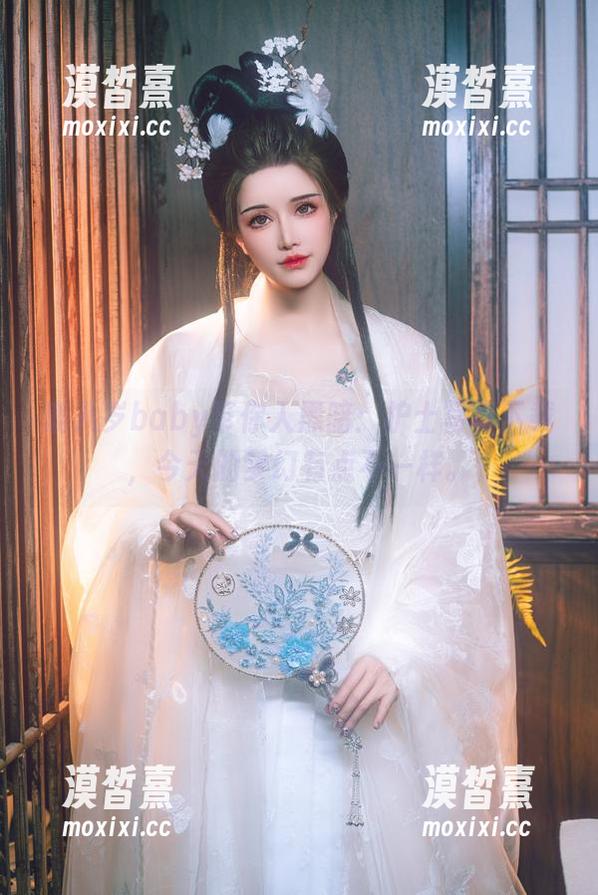 鹿八岁baby带你入黑暗：护士写真下载，今天的梦幻有点不一样。